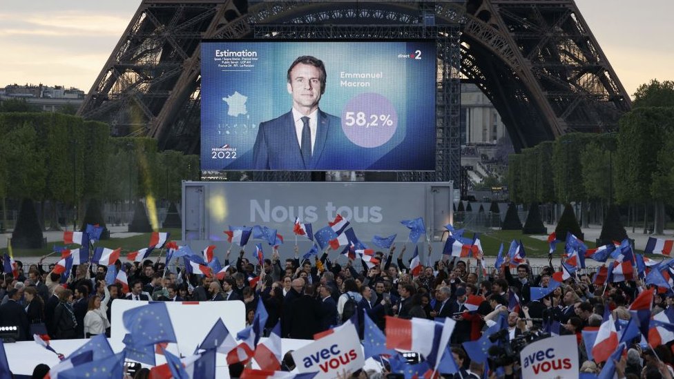 Izbori u Francuskoj: Makron pobedio i poručio da će biti „predsednik svih", Evropi laknulo 2 Image shows Macron supporters before the Eiffel Tower