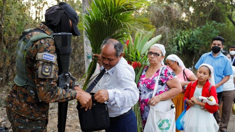 El Salvador i kriminal: Više od 17.000 ljudi uhapšeno za mesec dana borbe protiv bandi, kritike zaštitnika ljudskih prava 2 A soldier searches people at a checkpoint in El Salvador, April 4, 2022.