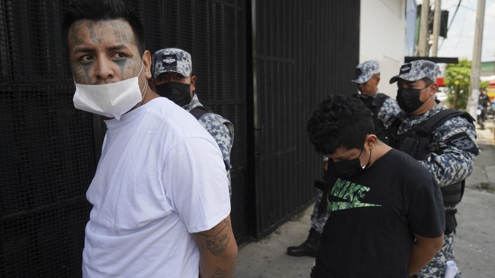 El Salvador i kriminal: Više od 17.000 ljudi uhapšeno za mesec dana borbe protiv bandi, kritike zaštitnika ljudskih prava 1 A suspect is led into a detention centre on April 25, 2022 in San Salvador, El Salvador.