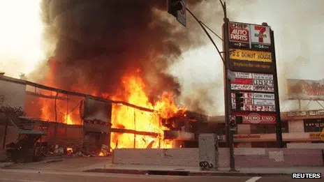 Amerika, rasizam i nasilje: Kako su neredi u Los Anđelesu 1992. promenili policiju 2 A shopping centre in Korea Town, Los Angeles, burning during the riots, 1 May 1992