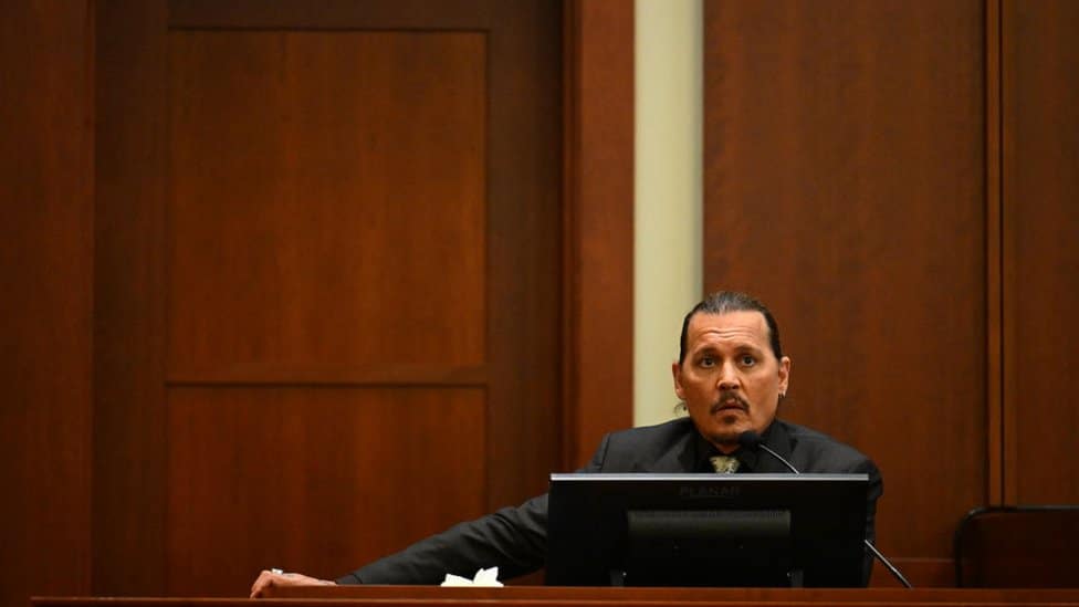 SuđenjeDžoni Dep i Amber Herd: Šta ste možda propustili ove nedelje 3 US actor Johnny Depp testifies during his defamation trial in the Fairfax County Circuit Courthouse in Fairfax, Virginia, on April 19, 2022