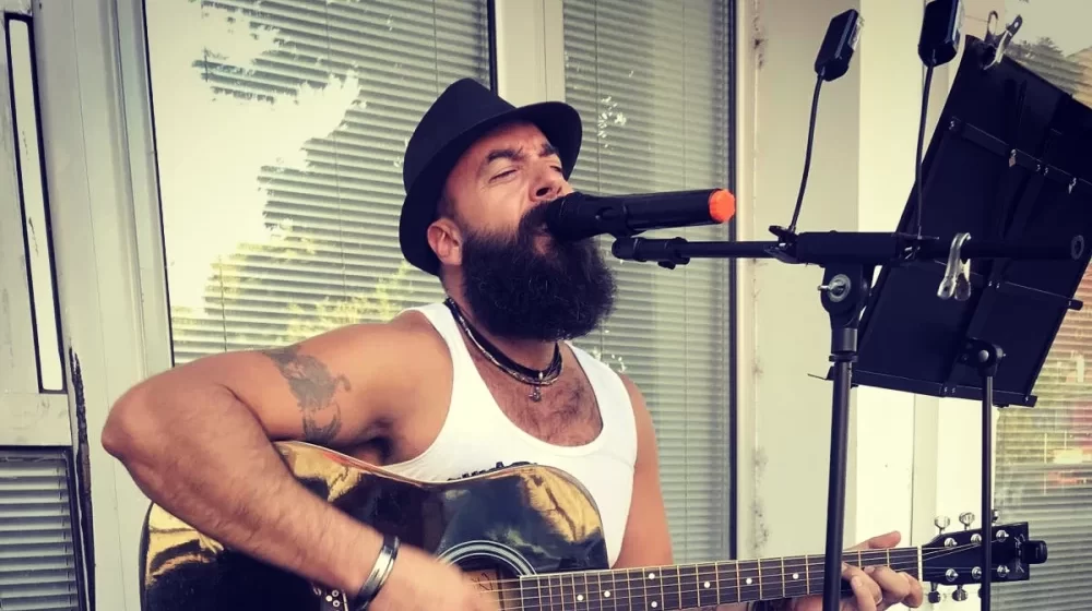 Svira na ulici i pored sebe drži tablu na kojoj je poruka za građane: Ispovest neobičnog Jagodinca 1