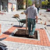 Zrenjanin: Popločava se staza ispred zgrade Lesnine i sadi drveće 10