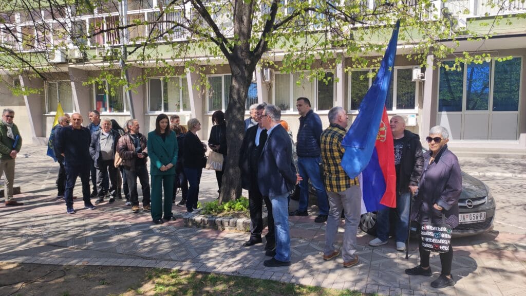 Demokratska stranka održala skup: Policija i ostale institucije ne štite građane 2 Demokratska stranka održala skup: Policija i ostale institucije ne štite građane 2