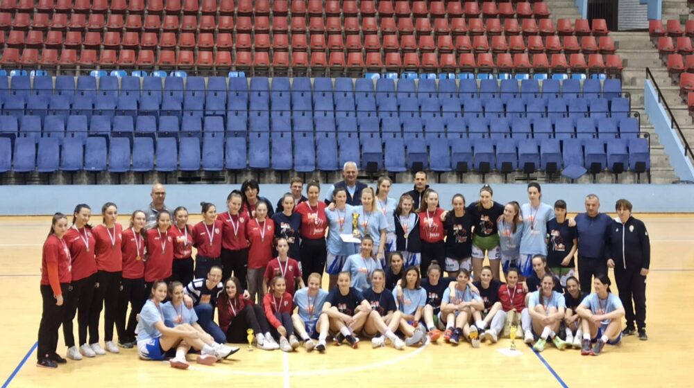 Košarkašice Karaburme pobednice memorijalnog turnira "Miodrag Prvulović Žikajlo" 1