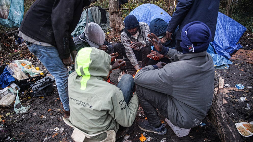 Velika Britanija prati kretanje migranata: Stavljaju im narukvice sa bar kodom 1