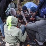 Velika Britanija prati kretanje migranata: Stavljaju im narukvice sa bar kodom 6