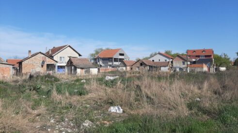 20220414_093650 Zašto asfalt ne može da stigne u zrenjaninsko romsko naselje u Surdučkoj ulici (FOTO) 4