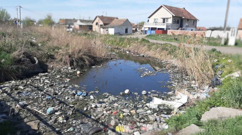 Zašto asfalt ne može da stigne u zrenjaninsko romsko naselje u Surdučkoj ulici (FOTO) 1