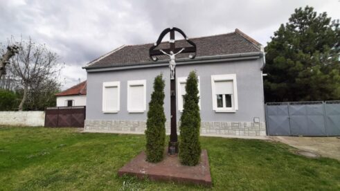 Raspeća i krstovi pored puta, simboli vere koji odolevaju vremenu 4