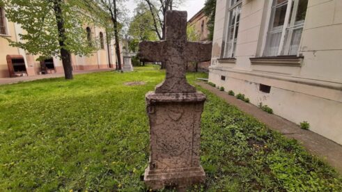 Raspeća i krstovi pored puta, simboli vere koji odolevaju vremenu 7