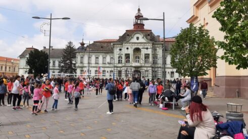 20220423_113410 Zrenjanin: Gradski trg pun dece, puno sadržaja na Festivalu "Uskršnje jaje" 4