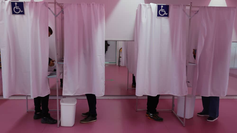 U Francuskoj do 17 časova glasalo 65 odsto birača na predsedničkim izborima 1