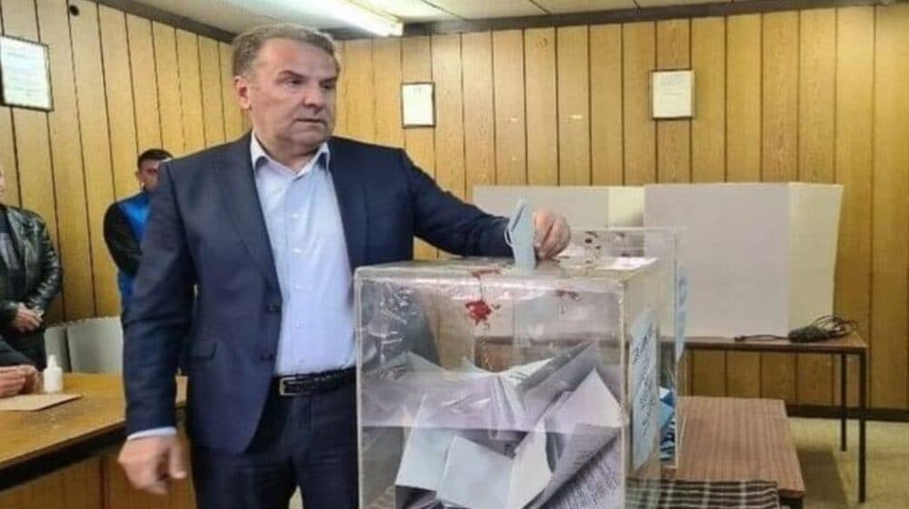 Rasim Ljajić za glasačkom kutijom