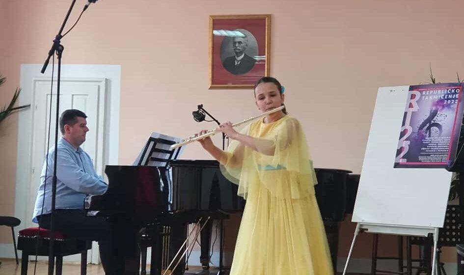 Muzičko čudo od deteta iz Šapca svira dva instrumenta 1