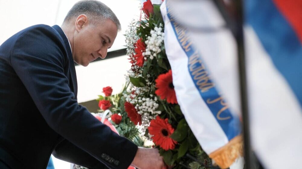 Stefanović položio venac na spomen-obeležju stradalim pripadnicima MUP-a Republike Srpske 1