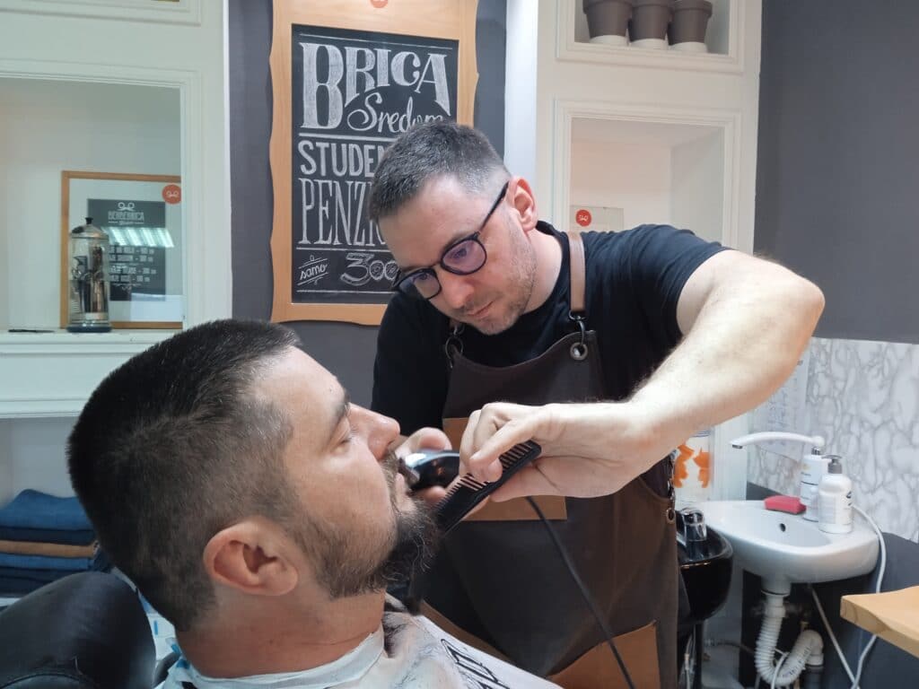 Britva, električni brijač i mašinica za skraćivanje brade: Alat kojim Subotičanin čuva stari zanat 3