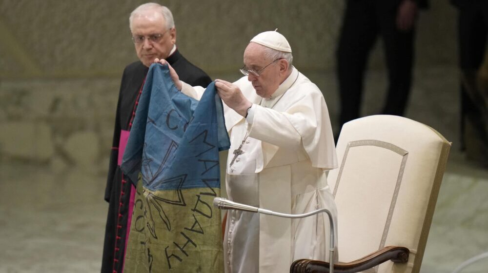Papa Franja poljubio ukrajinsku zastavu donetu iz Buče 1