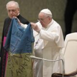 Papa Franja poljubio ukrajinsku zastavu donetu iz Buče 10