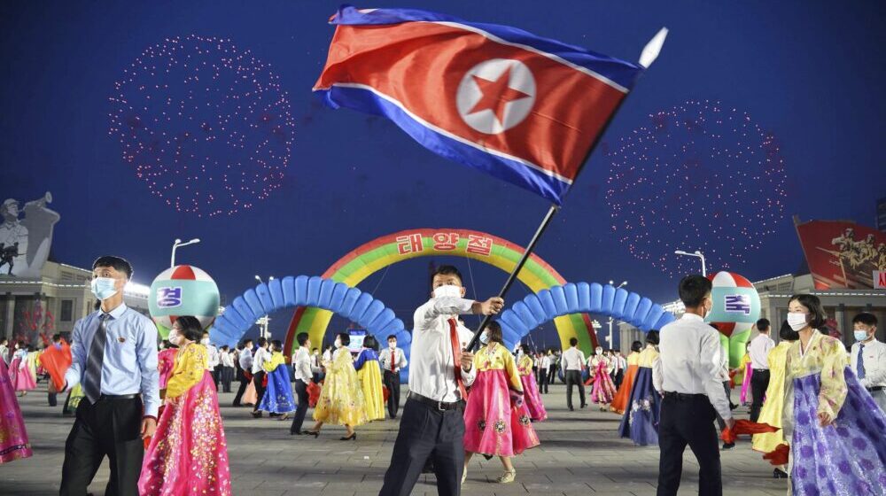Severna Koreja obeležila najvažniji praznik plesom i vatrometom, bez vojne parade 1