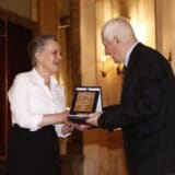 Vesni Goldsvorti uručena nagrada "Momo Kapor" za roman "Gvozdena zavesa" 3