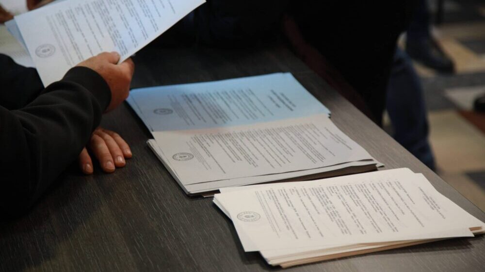 U Čačku do 18 časova glasalo 51,7 odsto upisanih birača, identifikovano lice koje je napalo poslanika SNS-a Bratislava Jugovića 1