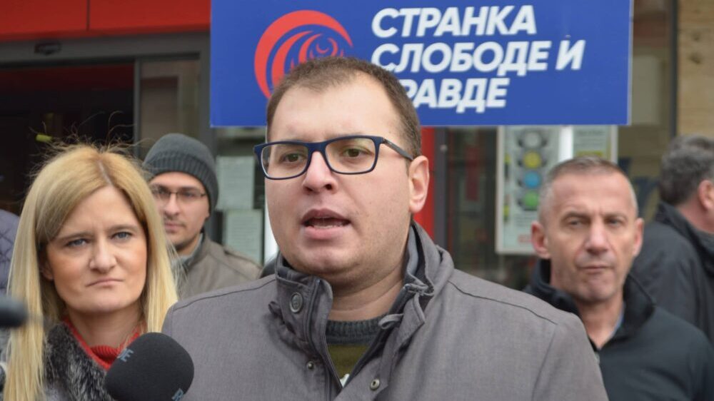 Vučić u Vranju osvojio 70, naprednjaci 52 odsto: Sagovornici Danasa o paralelnim spiskovima i bugarskim vozovima 3 Vučić u Vranju osvojio 70, naprednjaci 52 odsto: Sagovornici Danasa o paralelnim spiskovima i bugarskim vozovima 3