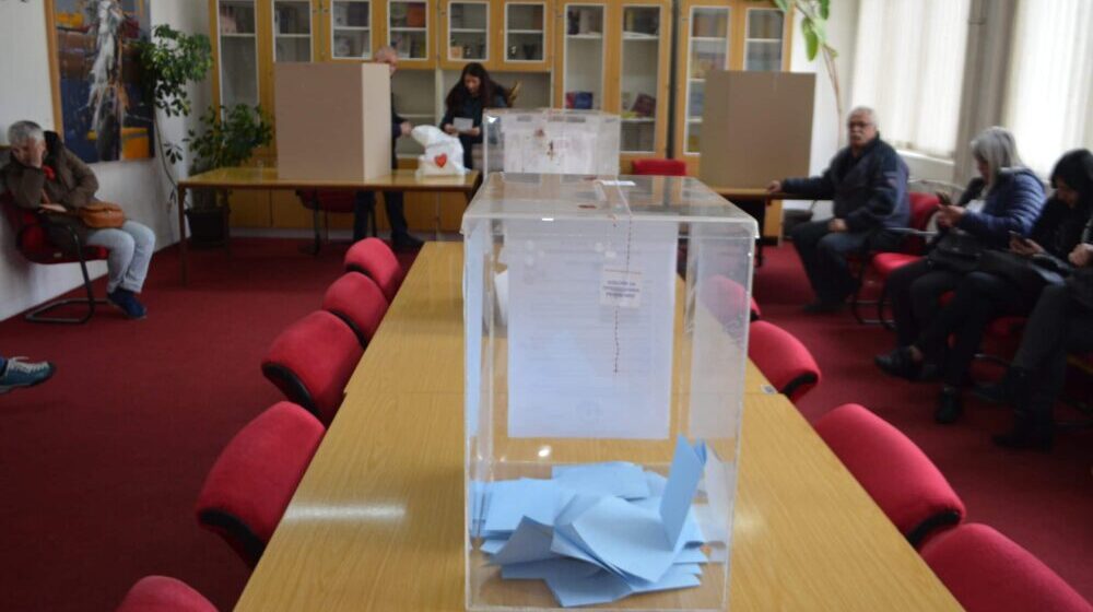 U Vranju do 14 sati glasalo 30,73 odsto, u Trgovištu 50,5 odsto, a u Surdulici 40 odsto birača 1