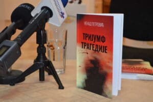 "Trijumf tragedije" Nenada Petrovića: Priča o knjiškom moljcu u vrlom novom svetu 2