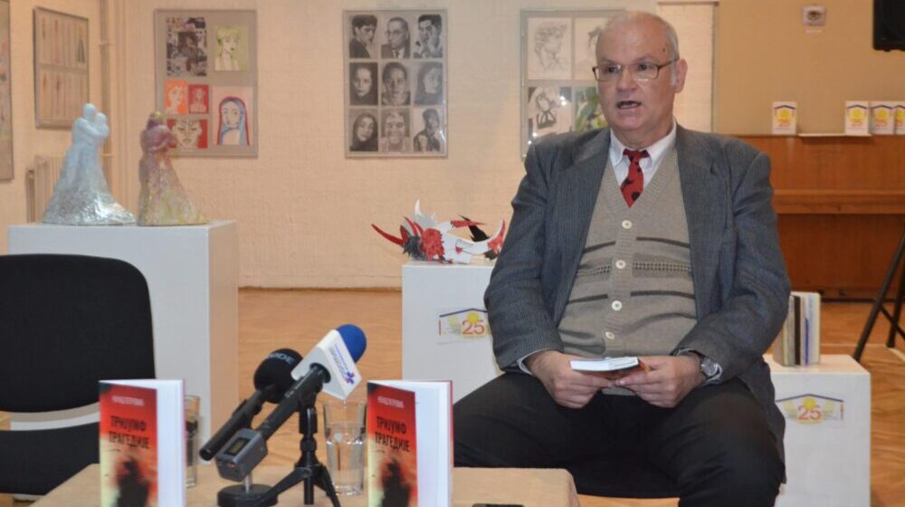 "Trijumf tragedije" Nenada Petrovića: Priča o knjiškom moljcu u vrlom novom svetu 1