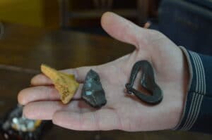 Tajne jedine antikvarnice u Vranju: Priče o kresalu za cigarete i Tifani lampi 2 Tajne jedine antikvarnice u Vranju: Priče o kresalu za cigarete i Tifani lampi 2