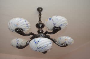 Tajne jedine antikvarnice u Vranju: Priče o kresalu za cigarete i Tifani lampi 5 Tajne jedine antikvarnice u Vranju: Priče o kresalu za cigarete i Tifani lampi 5