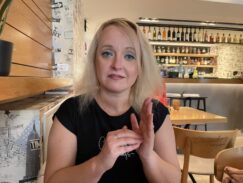 Doktorka Tanja Ristić 1 Humana Nišlijka jedini lekar u Srbiji koji može da priča sa gluvim i nagluvim pacijentima 3