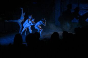 Akcija Beogradskog festivala igre i Mozzarta – žene iz Sigurnih kuća na premijeri predstave „Potkrovlje“ 2