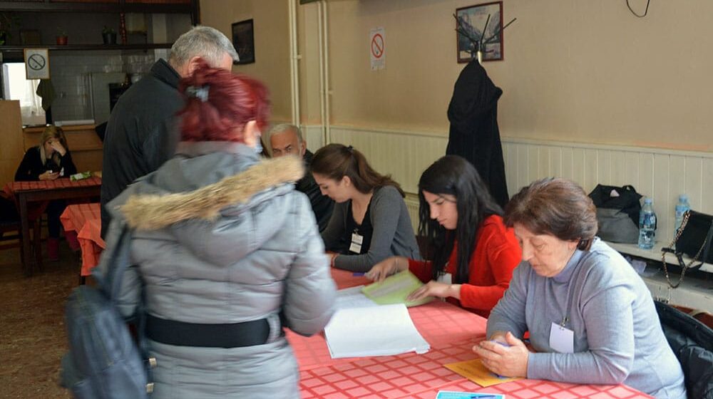 Van biračkih mesta u Užicu glasalo više od 500 građana 1