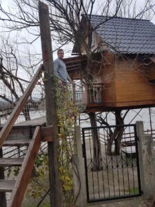 Ima i onih koji će prvomajske praznike provesti na drvetu 2