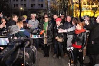 IMG_0039 Zašto ste nas zvali: Demonstranti odbijali apele čelnika koalicije Moramo da se raziđu sa protesta ispred RIK (VIDEO, FOTO) 2