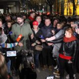 Zašto ste nas zvali: Demonstranti odbijali apele čelnika koalicije Moramo da se raziđu sa protesta ispred RIK (VIDEO, FOTO) 6