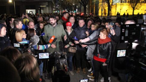 IMG_0077 Zašto ste nas zvali: Demonstranti odbijali apele čelnika koalicije Moramo da se raziđu sa protesta ispred RIK (VIDEO, FOTO) 11