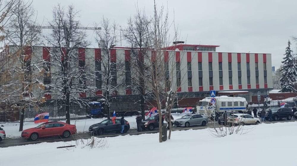 Državljani Srbije glasali u Moskvi, istovremeno organizuju skup podrške Rusiji 1