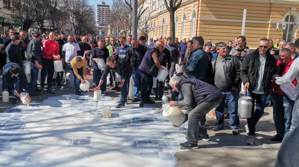 "Prosućemo mleko po beogradskim ulicama": Mačvanski stočari najavili proteste ukoliko padne cena te namirnice 1