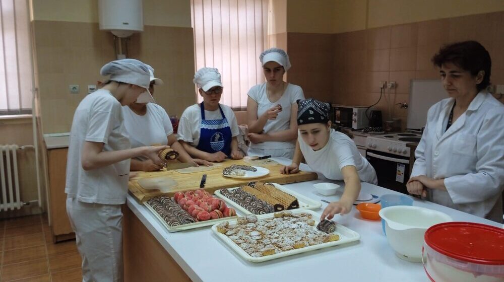 U pekari subotičke Hemijsko-tehnološke škole nastaju peciva koja užinaju svi đaci 1