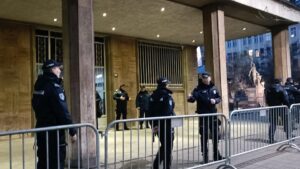 Policija opkolila zgradu u kojoj se nalazi RIK, postavljena i zaštitna ograda (FOTO) 2