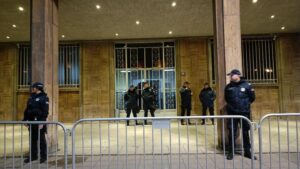 Policija opkolila zgradu u kojoj se nalazi RIK, postavljena i zaštitna ograda (FOTO) 3