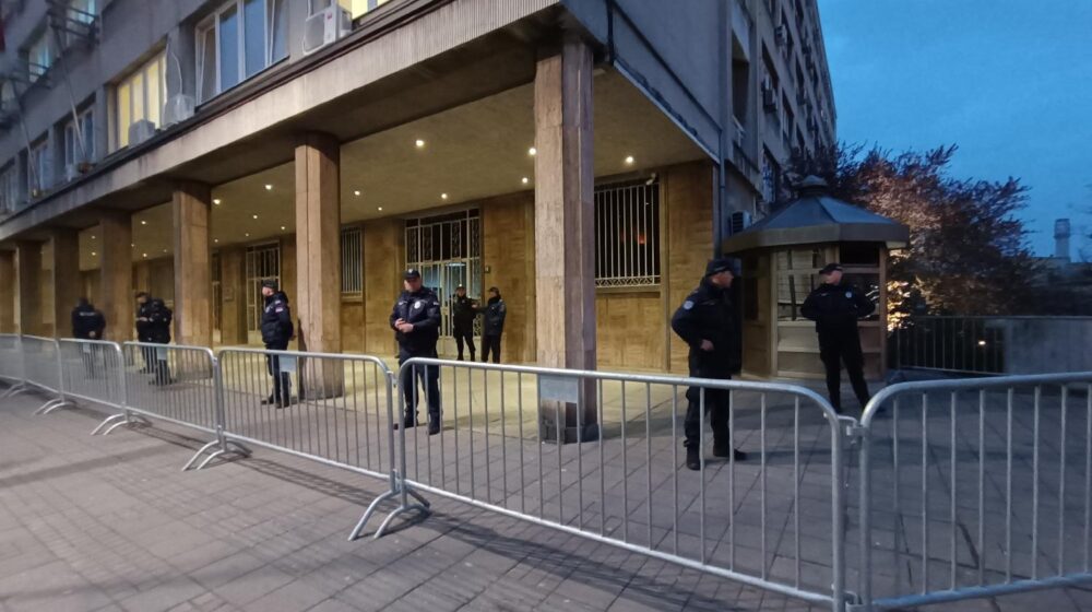 Policija opkolila zgradu u kojoj se nalazi RIK, postavljena i zaštitna ograda (FOTO) 1