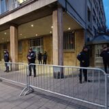 Policija opkolila zgradu u kojoj se nalazi RIK, postavljena i zaštitna ograda (FOTO) 2
