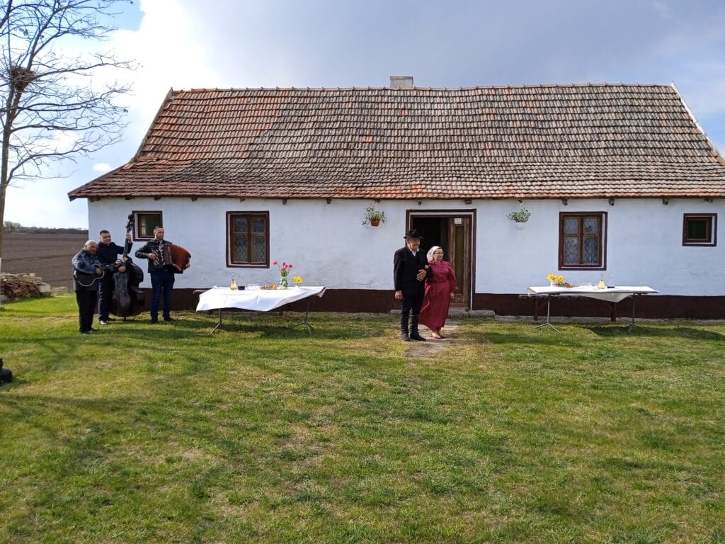 Stigli momci da vodom polivaju devojke: Stari bunjevački običaji ili Vodeni ponedeljak na subotičkom salašu 3 Stigli momci da vodom polivaju devojke: Stari bunjevački običaji ili Vodeni ponedeljak na subotičkom salašu 3