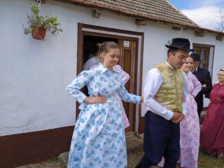 Vodeni ponedeljak na subotičkom salašu Stigli momci da vodom polivaju devojke: Stari bunjevački običaji ili Vodeni ponedeljak na subotičkom salašu 5