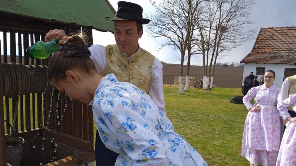 Stigli momci da vodom polivaju devojke: Stari bunjevački običaji ili Vodeni ponedeljak na subotičkom salašu 1