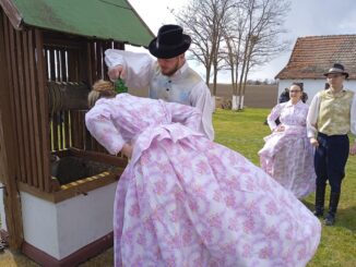 Vodeni ponedeljak na subotičkom salašu Stigli momci da vodom polivaju devojke: Stari bunjevački običaji ili Vodeni ponedeljak na subotičkom salašu 13